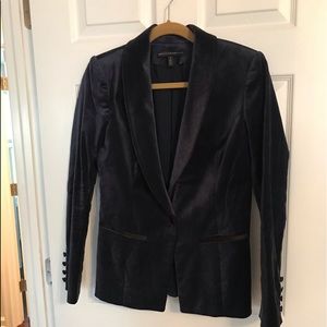 Great cond White House Black Market, size 6 blazer, navy blue color w/ back trim